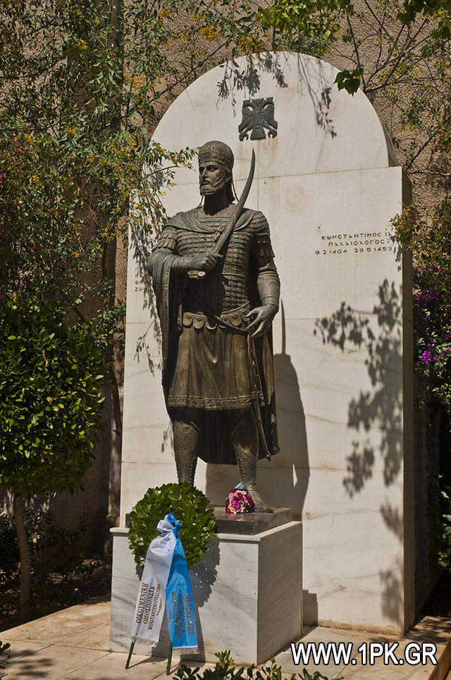 Фото: Афины, памятник последнему Византийскому императору Константину XI (XII) Палеоло́гу, погибшему во время захвата Константинополя турками.