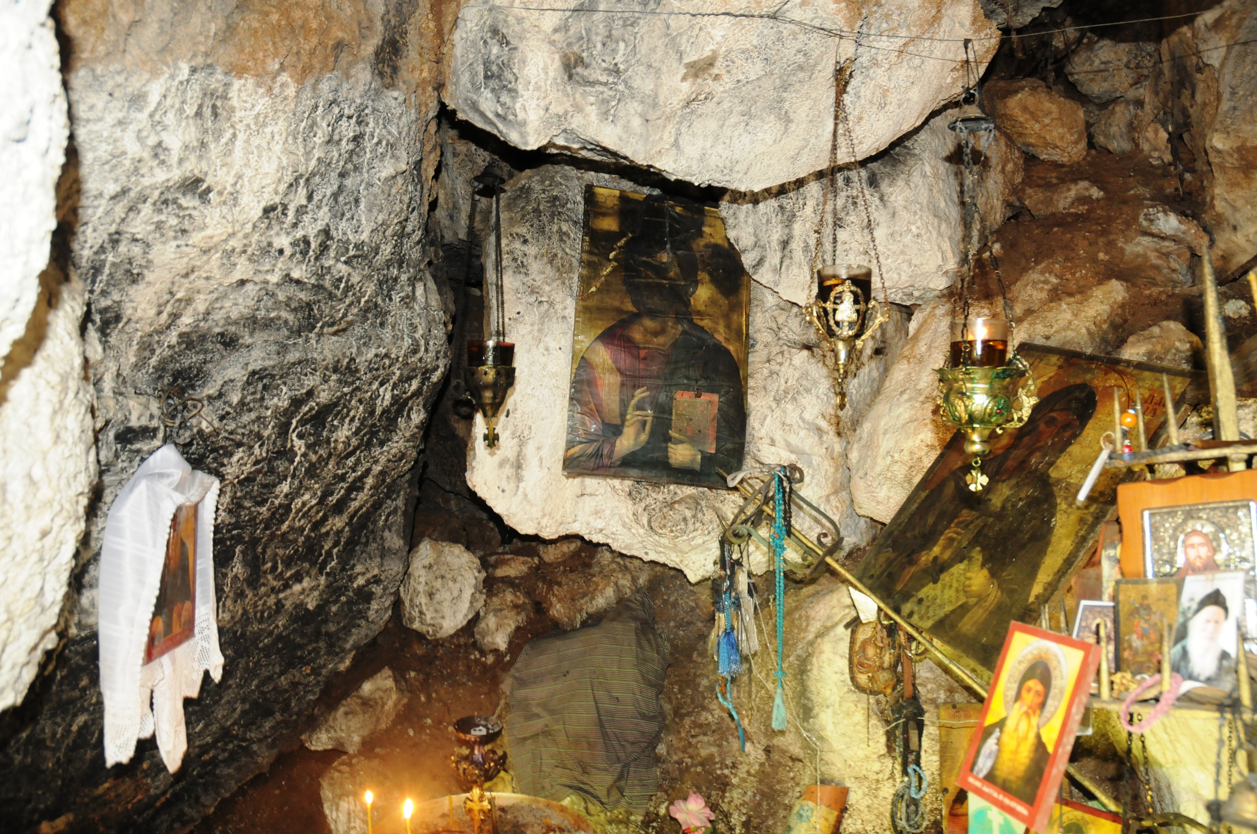 Фото: пещерка в которой молился Пр. Давид